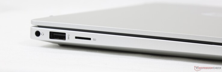 Izquierda: auriculares de 3,5 mm, USB-A 5 Gbps, lector MicroSD