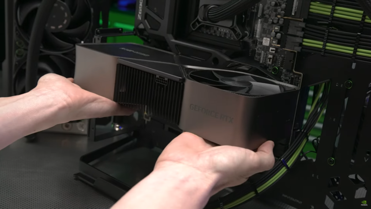 Nvidia GeForce RTX 4090 siendo encajada en la placa base (imagen vía Nvidia)