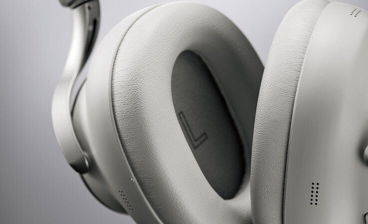 Los auriculares Technics EAH-A1000 utilizan almohadillas de espuma viscoelástica de alta densidad y cancelación activa de ruido (ANC) con 8 micrófonos para bloquear el ruido.