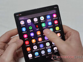 One UI 4.1.1 y Android 12L deberían hacer que el Galaxy Z Fold2 sea más utilizable al abrirlo. (Fuente de la imagen: NotebookCheck)