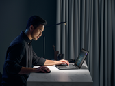 El Zenbook Pro 15 Flip OLED tiene una batería de 96 Wh y pesa 1,8 kg. (Fuente de la imagen: ASUS)