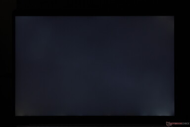 Se observa una ligera fuga de luz de fondo irregular en las esquinas inferiores.
