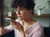 Mujer hablando por un smartphone