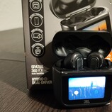 JBL Tour Pro 3 jest dostarczany z etui ładującym z ekranem dotykowym (źródło obrazu: Notebookcheck)