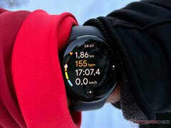 El Pixel Watch 2 es uno de los pocos smartwatches que ejecutan Wear OS 4 vainilla fuera de la caja. (Fuente de la imagen: Notebookcheck)
