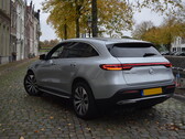Un Mercedes eléctrico se estaciona en una calle