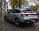 Un Mercedes eléctrico se estaciona en una calle
