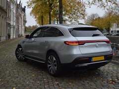 Un Mercedes eléctrico se estaciona en una calle