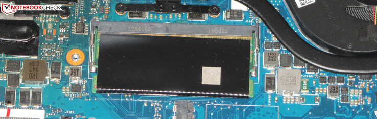 El portátil tiene una ranura de memoria, que está ocupada por un módulo de 16 GB. Otro módulo de 16 GB de RAM está soldado.