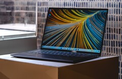 El 2 en 1 Dell Latitude 9440 tiene un diseño similar al del XPS 13. (Fuente de la imagen: Dell)