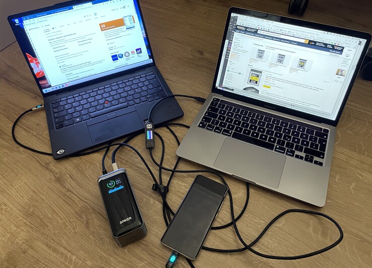 Normalmente enchufados al power bank: Lenovos X13s y Apples MBP 13 M1. (Foto: Andreas Sebayang/Notebookcheck.com)