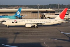 Avión de Japan Airlines en el aeropuerto de Tokio. (Fuente de la imagen: aeroprints.com, CC BY-SA 3.0, vía Wikimedia Commons)