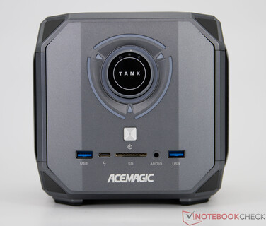 Acemagic M1A Pro+ - Conexiones en el panel frontal