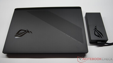 Asus ROG Strix SCAR 18 con una fuente de alimentación de 450 vatios