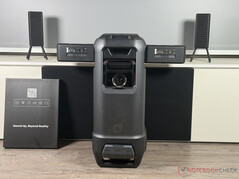 El volumen de suministro consta de cuatro altavoces externos,...