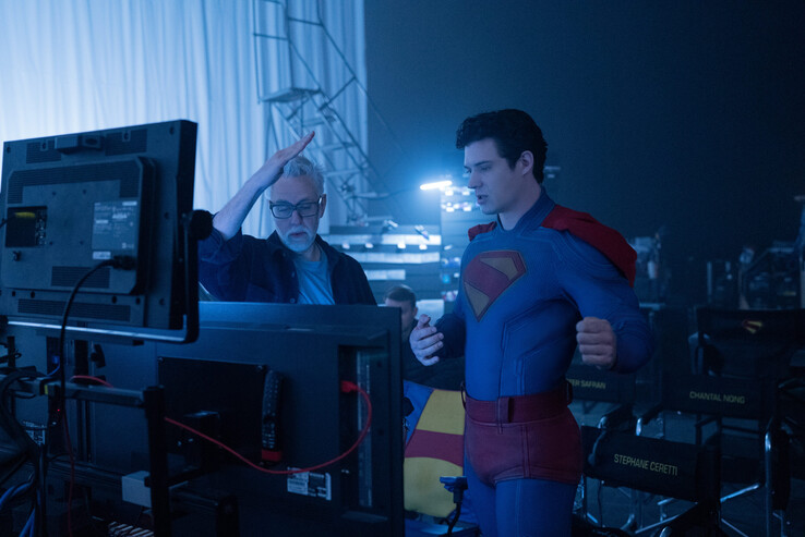 James Gunn dirige a David Corenswet en el plató (Fuente de la imagen: Warner Bros. / Greg Williams vía La Voce di New York)