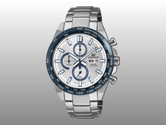 En la imagen, el Casio Edifice EFR574DE-7AV sobre un fondo degradado en blanco y gris.