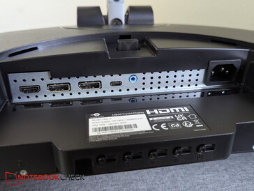 Salidas: HDMI, 2x DP, USB-C, toma de auriculares, alimentación