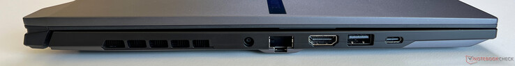 Izquierda: Entrada de alimentación, Gigabit Ethernet, HDMI 2.1, USB 3.2 Gen 1 Tipo-A (5 Gbit/s), USB4 Tipo-C (40 GBit/s, DisplayPort 1.4, Power Delivery 3.0)