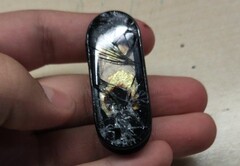 El Mi Band 5 aparentemente explotó mientras estaba siendo cargado. (Fuente de la imagen: Michele Costa)