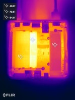 Asus NUC 14 Pro durante la prueba de estrés (parte inferior abierta)