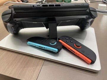 El mando Abxylute N9 Switch Grip cuenta con un pie de apoyo y soporte para salida de pantalla. (Fuente de la imagen: Abxylute)