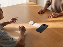 El Anker Soundcore Work (en la imagen) es compatible con el resumen impulsado por IA y puede identificar varios altavoces automáticamente. (Fuente de la imagen: Anker Soundcore)