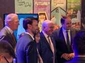 El presidente alemán, Frank Walter Steinmeier, en la Gamescom junto al stand de «Future? No Thanks!»