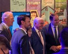 El presidente alemán, Frank Walter Steinmeier, en la Gamescom junto al stand de «Future? No Thanks!»