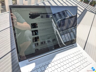 Utilización del HP Envy 17 cg1356ng en exteriores (sol por detrás del portátil)