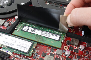 Sólo una ranura SODIMM para ampliar hasta 32 GB (o 48 GB en total). 16 GB ya están soldados a la placa