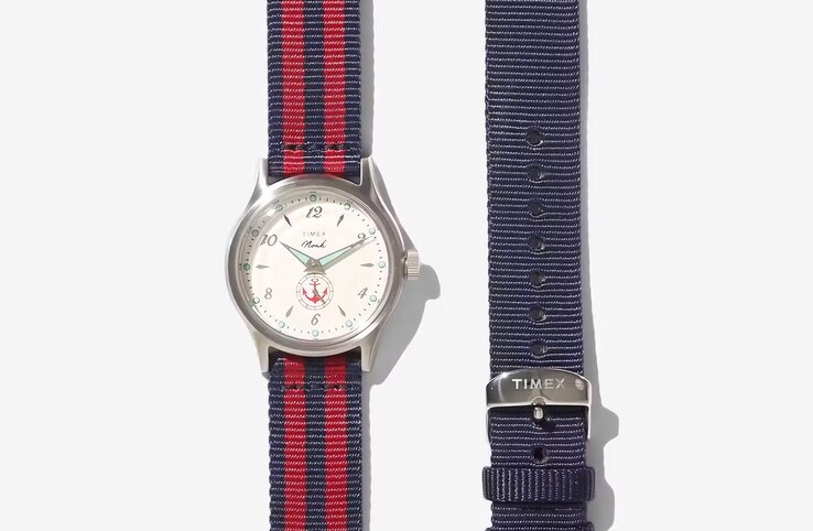El modelo Noah x Timex MK1 Anchor, con una correa de tela roja y negra, se muestra junto a una correa azul lisa.