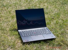 Lenovo ThinkPad E14 G8 en uso al aire libre en condiciones de sol