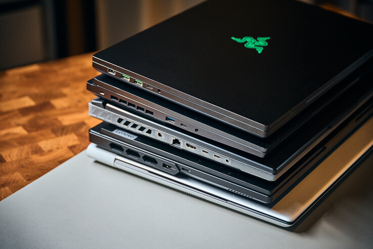 De arriba a abajo: Razer Blade 16 (Alimentación, 2 x USB-A, Thunderbolt 4, toma de audio), XMG Neo 16 (USB-A, USB-C, toma de audio), ROG Scar 16 (Alimentación, 2,5 GbE, USB-C, Thunderbolt 4, toma de audio), Legion Pro 7 (USB-A, Thunderbolt 4)