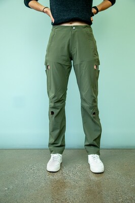 Pantalones con orificios para los puntos de enganche (Fuente de la imagen: Skip)