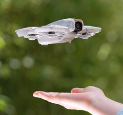 El DJI Neo será lo suficientemente pequeño como para despegar de una mano. (Fuente de la imagen: @JasperEllens)