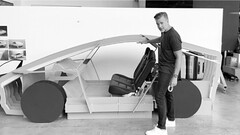 Franz con uno de los prototipos iniciales de Robotaxi (Fuente de la imagen: Tesla/Walter Isaacson)