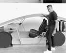 Franz con uno de los prototipos iniciales de Robotaxi (Fuente de la imagen: Tesla/Walter Isaacson)