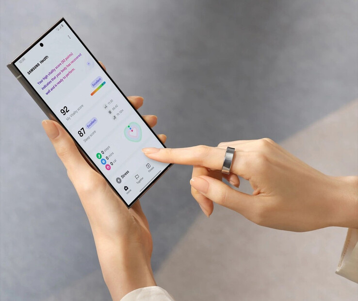 El Galaxy Ring siendo utilizado con un Galaxy S24 Ultra. (Fuente de la imagen: Samsung)