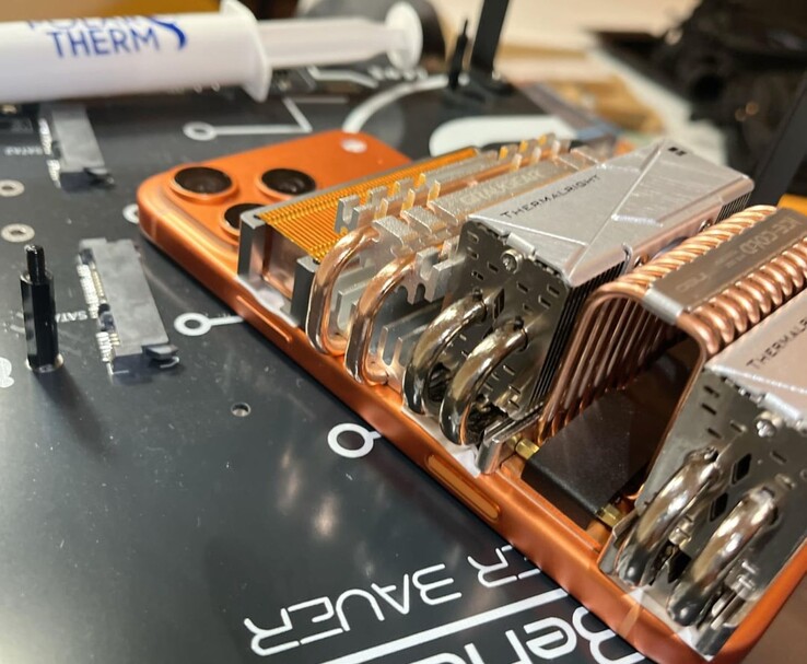 Vista en ángulo de un iPhone 17 Pro Max que muestra los refrigeradores SSD montados en la parte posterior para gestionar la disipación del calor (Fuente de la imagen: u/T-K-Tronix vía r/iphone)