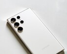 Teléfono inteligente Samsung Galaxy blanco con cuatro cámaras traseras sobre una superficie clara