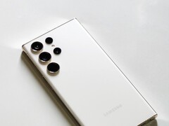 Teléfono inteligente Samsung Galaxy blanco con cuatro cámaras traseras sobre una superficie clara