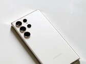 Teléfono inteligente Samsung Galaxy blanco con cuatro cámaras traseras sobre una superficie clara