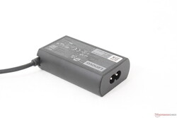 Adaptador de CA USB-C pequeño (~7,5 x 4,7 x 2,2 cm) de 65 W
