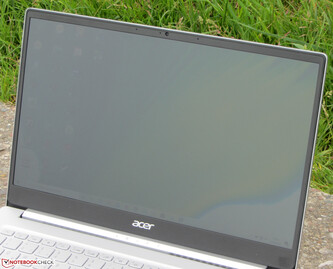 Usando el Acer Swift 3 SF314-32 al aire libre en un día nublado.