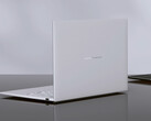 El AMD ZenBook 14 Air 2026 está disponible con 16 GB de RAM y cuesta alrededor de 1.476 dólares. En la imagen: una fotografía promocional en la que se muestra la parte trasera del portátil.