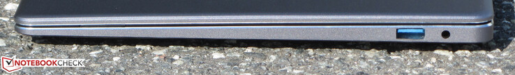 A la derecha: USB 3.2 Gen 1 Tipo A, conector de 3.5 mm