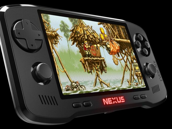 La Evercade Nexus tiene una pantalla de 5,89 pulgadas y thumbsticks analógicos simétricos.