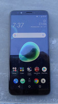 Uso del HTC Desire 12 Plus al aire libre.