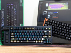 Teclados de efecto Hall Lemokey L1 HE Keychron K4 HE sobre un escritorio frente a una caja y un ordenador portátil